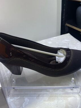 Women's Brown Block Heel Pump with Patent Trim